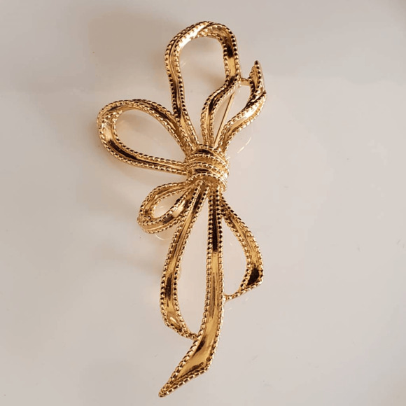 Vintage Trifari Large 4 Inch Bead Textured Goldtone Ribbon Bow Brooch - Picture 3 of 4
